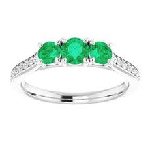 Afbeelding in Gallery-weergave laden, Drie stenen stijl diamant groene smaragd verlovingsring 1,10 karaat