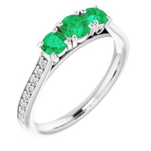 Afbeelding in Gallery-weergave laden, Drie stenen stijl diamant groene smaragd verlovingsring 1,10 karaat