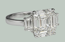 Afbeelding in Gallery-weergave laden, Ring met 3 Stenen, Adelaarsklauw Zetting, Asscher & Trapezium Geslepen, Echte Natuurlijke uit de aarde gewonnen Diamant Nieuw