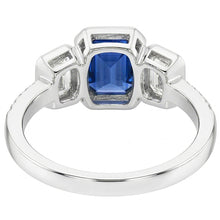 Afbeelding in Gallery-weergave laden, Echte Smaragdgroene Diamant Bezel Set Blauwe Saffier Ring 3 Stone Style 2,50 karaat