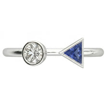 Afbeelding in Gallery-weergave laden, Echte Toi et Moi Ronde Diamant & Triljoen Bezel Set Saffier Ring 1 Karaat