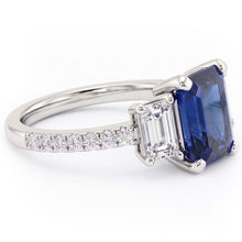 Afbeelding in Gallery-weergave laden, Edelsteen Smaragd Blauwe Saffier Ring 3 Stenen Stijl & Diamanten 4 Karaat
