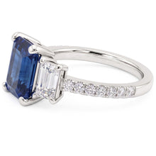Afbeelding in Gallery-weergave laden, Edelsteen Smaragd Blauwe Saffier Ring 3 Stenen Stijl & Diamanten 4 Karaat