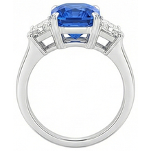 Afbeelding in Gallery-weergave laden, Emerald Diamond Anniversary Ring 3 karaat lichtblauwe saffier 3 steen