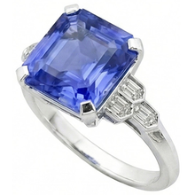 Afbeelding in Gallery-weergave laden, IGI GECERTIFICEERDE Smaragd Edelsteen Saffier Ring 6.50 Karaat Met Taps Toelopende Baguette Accenten