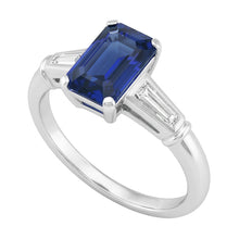 Afbeelding in Gallery-weergave laden, Emerald Sapphire Three Stone Ring Small Baguette Diamonds 2,75 karaat