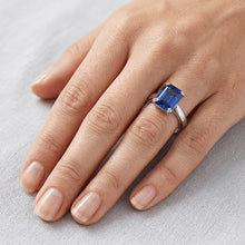 Afbeelding in Gallery-weergave laden, Emerald Solitaire Ring met blauwe saffier 3 karaats tandenset