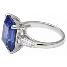 Afbeelding in Gallery-weergave laden, Smaragd, Tanzaniet & Baguette uit de aarde gewonnen Diamanten Ring 12.12 Karaat Witgoud 14K