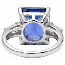 Afbeelding in Gallery-weergave laden, Smaragd, Tanzaniet & Baguette uit de aarde gewonnen Diamanten Ring 12.12 Karaat Witgoud 14K