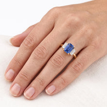 Afbeelding in Gallery-weergave laden, Engagement 3 steen blauwe saffier smaragd & stokbrood geslepen ring 3 karaat