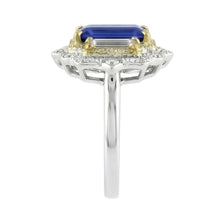 Afbeelding in Gallery-weergave laden, Geel- & Witgouden Ring met Smaragdslijpsel Blauwe Saffier en Natuurlijke uit de aarde gewonnen Diamanten 6.75 Karaat
