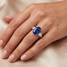 Afbeelding in Gallery-weergave laden, Geelgouden Ovale Blauwe Saffier & Peervormige Natuurlijke uit de aarde gewonnen Diamanten Drie Steens Ring 5.25 Karaat