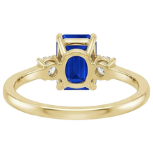 Afbeelding in Gallery-weergave laden, Geelgouden Smaragd 3 Stenen Ring Blauwe Saffier & Diamant 3,50 Karaat