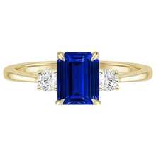 Afbeelding in Gallery-weergave laden, Geelgouden Smaragd 3 Stenen Ring Blauwe Saffier & Diamant 3,50 Karaat