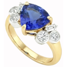 Afbeelding in Gallery-weergave laden, Geelgoud Trillion Geslepen Sri Lanka Saffier Natuurlijke uit de aarde gewonnen Diamanten 6.11 Ct. Ring