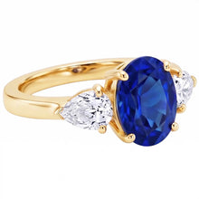 Afbeelding in Gallery-weergave laden, Geelgouden Ovale Blauwe Saffier & Peervormige Natuurlijke uit de aarde gewonnen Diamanten Drie Steens Ring 5.25 Karaat