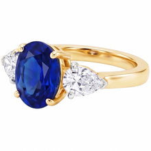 Afbeelding in Gallery-weergave laden, Geelgouden Ovale Blauwe Saffier & Peervormige Natuurlijke uit de aarde gewonnen Diamanten Drie Steens Ring 5.25 Karaat