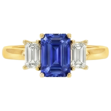 Afbeelding in Gallery-weergave laden, Geelgoud Drie Stenen Blauwe Saffier & Natuurlijke uit de aarde gewonnen Diamanten Ring 9 Karaat