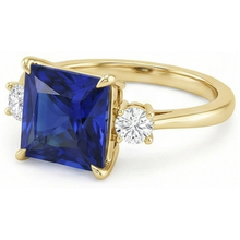 Afbeelding in Gallery-weergave laden, Geelgouden Drie Stenen Ring Princess Geslepen Blauwe Saffier & Natuurlijke uit de aarde gewonnen Diamanten 5.25 Karaat