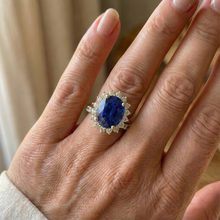 Afbeelding in Gallery-weergave laden, Geelgouden Ceylonese Saffier Ring gezet met natuurlijke uit de aarde gewonnen Diamanten accenten 7.50 Karaat