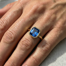 Afbeelding in Gallery-weergave laden, Natuurlijke (niet labgekweekte) Geelgouden Solitaire Ring met Ceylon Saffier in Kastzetting, 5 Karaat