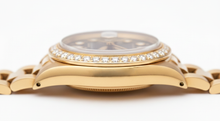 Afbeelding in Gallery-weergave laden, Geelgouden voorzitter Stijl Rolex Datumjust horloge rand diamanten wijzerplaat Zwart