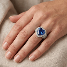 Afbeelding in Gallery-weergave laden, Gouden Jubileumring 7 Karaat Hartgeslepen Blauwe Saffier & Halo Natuurlijke uit de aarde gewonnen Diamanten