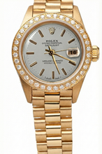 Afbeelding in Gallery-weergave laden, Gouden presidentiële Rolex-horloge met witte wijzerplaat en diamanten lunette Datumjust