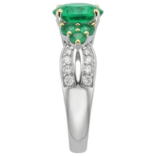Afbeelding in Gallery-weergave laden, Rond Briljant Colombiaanse Smaragd ring in Bicolor 14K Goud – profielaanzicht