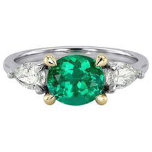 Afbeelding in Gallery-weergave laden, Fijne Smaragd Edelsteen Ring 1,50-karaat Tweekleurig 14K Goud – zijaanzicht