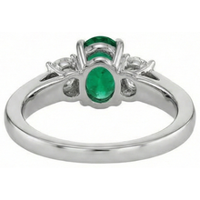 Afbeelding in Gallery-weergave laden, Groene smaragd met Natuurlijke echte diamanten ( niet in een laboratorium gekweekt ) verlovingsring 3 stenen tandenset 2,50 ct. WG 14K