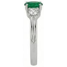 Afbeelding in Gallery-weergave laden, Groene smaragd met Natuurlijke echte diamanten ( niet in een laboratorium gekweekt ) verlovingsring 3 stenen tandenset 2,50 ct. WG 14K