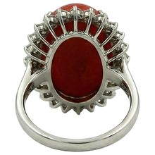Afbeelding in Gallery-weergave laden, Grote ovale rode koraal met kleine ronde Natuurlijke echte diamanten ( niet in een laboratorium gekweekt ) 13 kt ring wit goud 14K