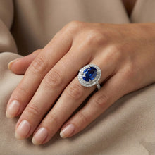 Afbeelding in Gallery-weergave laden, Grote Ovale Sri Lanka Blauwe Saffier Ring met Natuurlijke uit de aarde gewonnen Diamanten 4.55 Ct Witgoud 14K