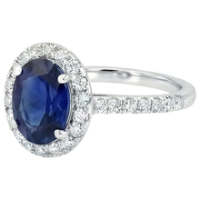 Afbeelding in Gallery-weergave laden, Halo Ring met Natuurlijke uit de a aarde gewonnen Diamanten en Ovale Sri Lankaanse Saffier met Accentstenen 6 Karaat Goud