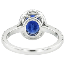 Afbeelding in Gallery-weergave laden, Halo Ring met uit de aarde gewonnen Diamant en Ovale Diepblauwe Saffier, Klauw Prong Gezet, 6.50 Karaat