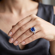 Afbeelding in Gallery-weergave laden, Halo Ring Kussen Sri Lankaanse Saffier 4 Karaat Split Shank Sieraden