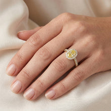 Afbeelding in Gallery-weergave laden, Handgemaakte Gele Kanarie Diamant Ring 2 karaat – HarryChadEnt