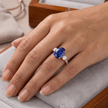 Afbeelding in Gallery-weergave laden, Jubileum Ovale Ceylonese Saffier Ring Drie Steen Stijl Natuurlijke uit de a aarde gewonnen Diamanten 5 Karaat