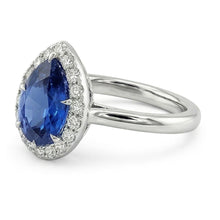 Afbeelding in Gallery-weergave laden, Klassieke Halo Ring met uit de aarde gewonnen Diamanten, Peer Saffier Centraal, Goud 14K, 6.75 Karaat