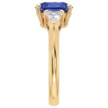Afbeelding in Gallery-weergave laden, Natuurlijke Echte (Niet Labgekweekt) Kussen Diepblauwe Ceylonsaffier & Taps Toelopende Baguette Ring 9.50 Karaat