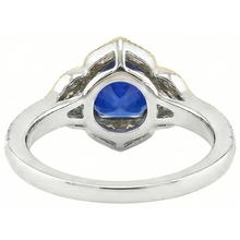 Afbeelding in Gallery-weergave laden, Kussen Sri Lanka Saffier Natuurlijk uit de aarde gewonnen Diamanten Ring 5.66 Ct. Tweekleurig Goud