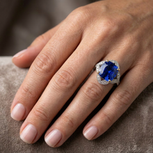 Afbeelding in Gallery-weergave laden, Kussen Sri Lanka Saffier Natuurlijk uit de aarde gewonnen Diamanten Ring 5.66 Ct. Tweekleurig Goud