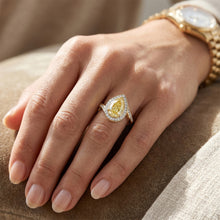 Afbeelding in Gallery-weergave laden, Met de hand vervaardigd Kanariegele Diamant Halo Verlovingsring