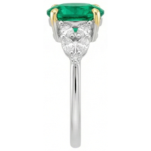 Afbeelding in Gallery-weergave laden, Ovaal Geslepen Colombiaanse Smaragd ring in Bicolor 14K Goud – hoofdaanzicht