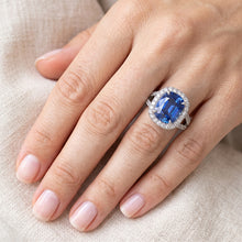 Afbeelding in Gallery-weergave laden, Natuurlijke uit de aarde gewonnen diamanten halo ovale Ceylonsaffierring met pavé gespleten schacht 6 karaat