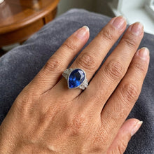 Afbeelding in Gallery-weergave laden, Nieuwe uit de aarde gewonnen diamanten ring met kastzetting, peervormige blauwe saffier en accenten, 4.25 karaat