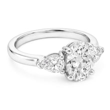 Afbeelding in Gallery-weergave laden, Ovaal Diamant 3-Steens Ring in 14 Karaat Witgoud – 4,50 karaat