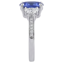 Afbeelding in Gallery-weergave laden, Ovaal geslepen 4,50 ct. Tanzaniet met Natuurlijke echte diamanten ( niet in een laboratorium gekweekt ) 3 stenen stijl ring 14K