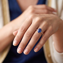 Afbeelding in Gallery-weergave laden, Ovale Solitaire Ring met Blauwe Saffier & Pave Set Diamanten 4,50 Karaat
